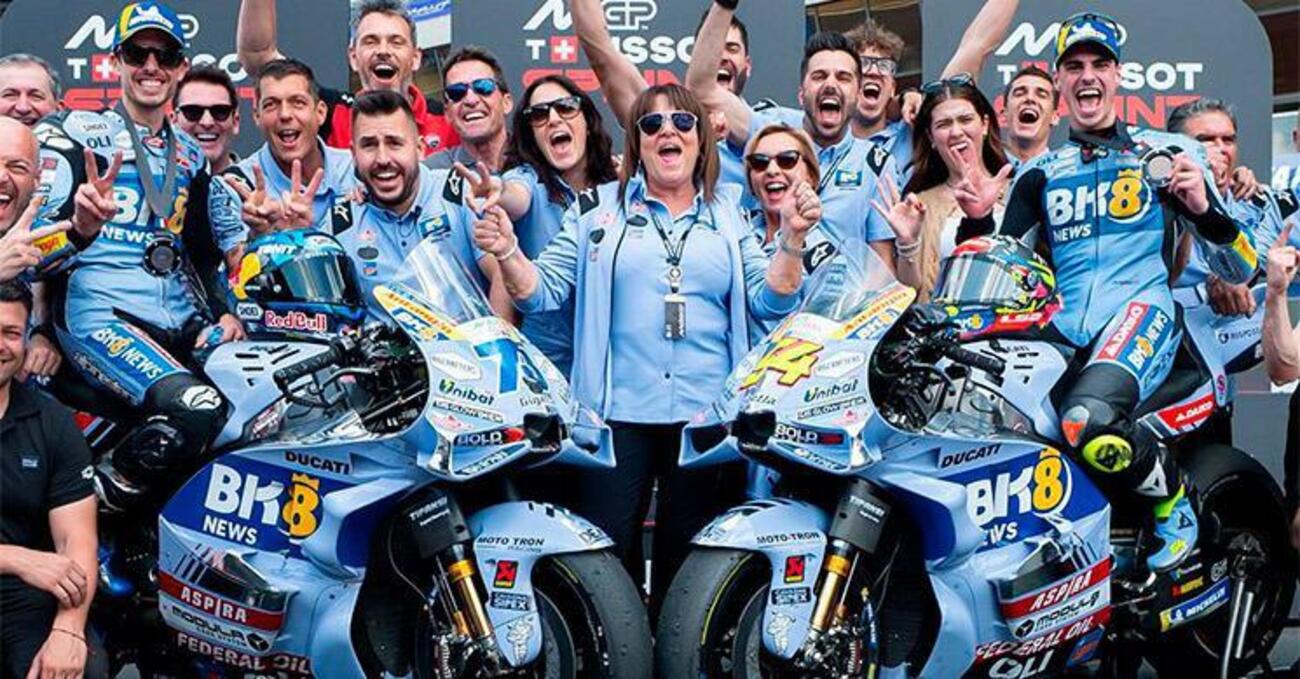 La mamma dei Marquez tifa Alex? C&rsquo;&egrave; da capirla, perch&eacute; il 73 ha ci&ograve; che il 93 non ha pi&ugrave;: l&rsquo;azzurro intorno che rende tutto una favola (Aldeguer compreso)
