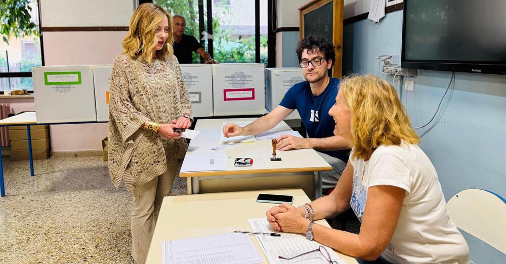 SVEGLIA: Ma davvero vi stupite che al Referendum abbia votato solo il 30% degli italiani (niente quorum)? Cari influencer, quando la smetteremo di pensare che i social rappresentino il Paese reale? 