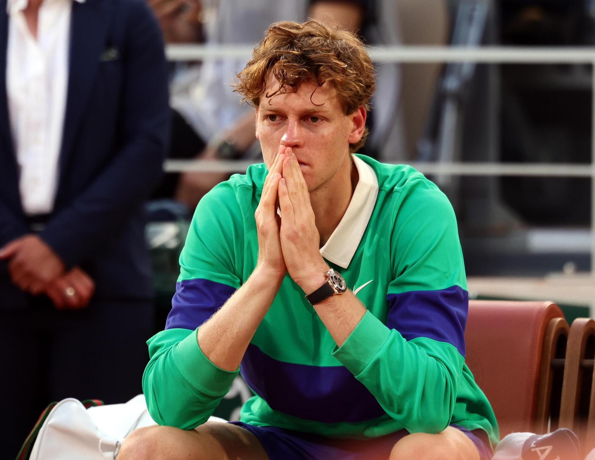 Jannik Sinner e la delusione dopo la finale di Parigi