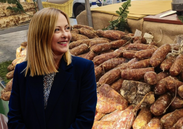 PRIMA MELONI, POI INSACCATI. La guerra della sinistra si fa alimentare: no alla salamella della sagra. Politica o gastronomia? Ma perch&eacute; vietare il men&ugrave; tradizionale? C&#039;entra l&#039;ambiente. E la Lega (affamata?) si incazza...