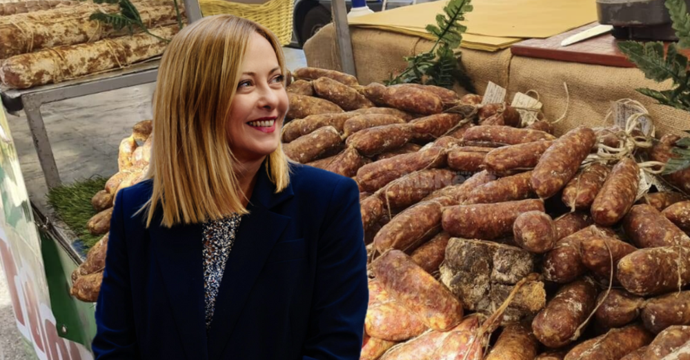 PRIMA MELONI, POI INSACCATI. La guerra della sinistra si fa alimentare: no alla salamella della sagra. Politica o gastronomia? Ma perch&eacute; vietare il men&ugrave; tradizionale? C&#039;entra l&#039;ambiente. E la Lega (affamata?) si incazza...