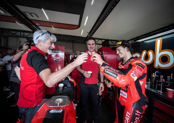 Nicol&ograve; Bulega pilota in SBK e collaudatore in MotoGP non &egrave; solo la bomba che apre il mercato, ma la prova che Ducati pu&ograve; permettersi tutto prima
