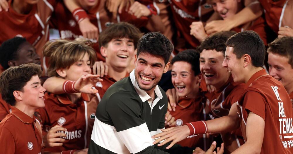 Ma l&rsquo;avete vista la folle festa di Alcaraz dopo la vittoria al Roland Garros su Sinner? A prendere a racchettate Carlos ci pensa il suo coach Ferrero: &ldquo;Deve ricordare che &egrave; un tennista. Se dopo il documentario Netflix avesse perso&hellip;&rdquo;