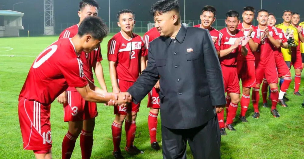 Abbiamo visto una partita di calcio in Corea del Nord, ma si pu&ograve; fare? Lo stadio pi&ugrave; grande del mondo, la Premier League e la nazionale femminile: ecco come Pyongyang ama il pallone (a modo suo)