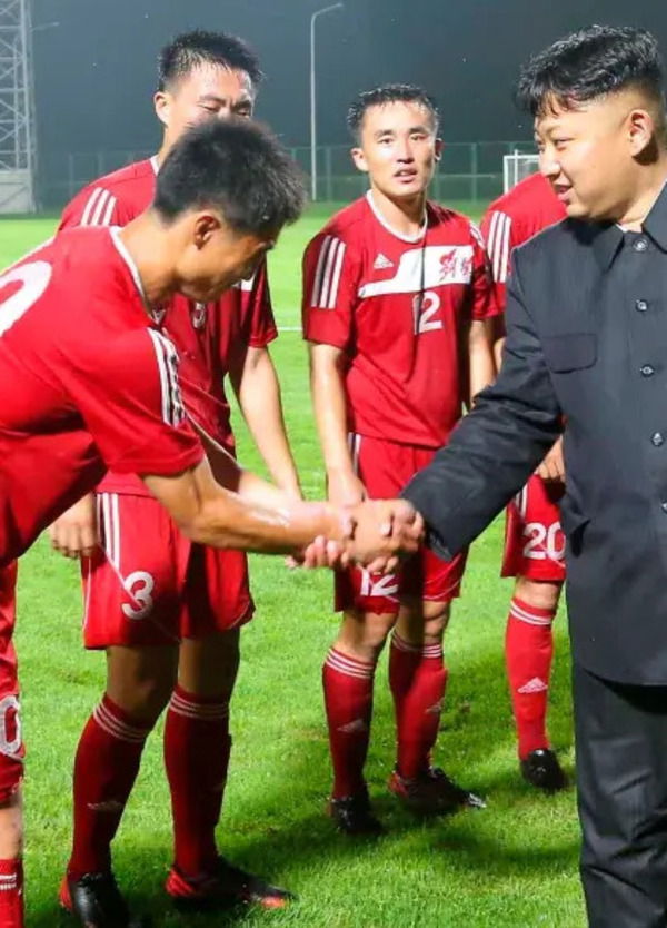 Abbiamo visto una partita di calcio in Corea del Nord, ma si pu&ograve; fare? la nostra esperienza