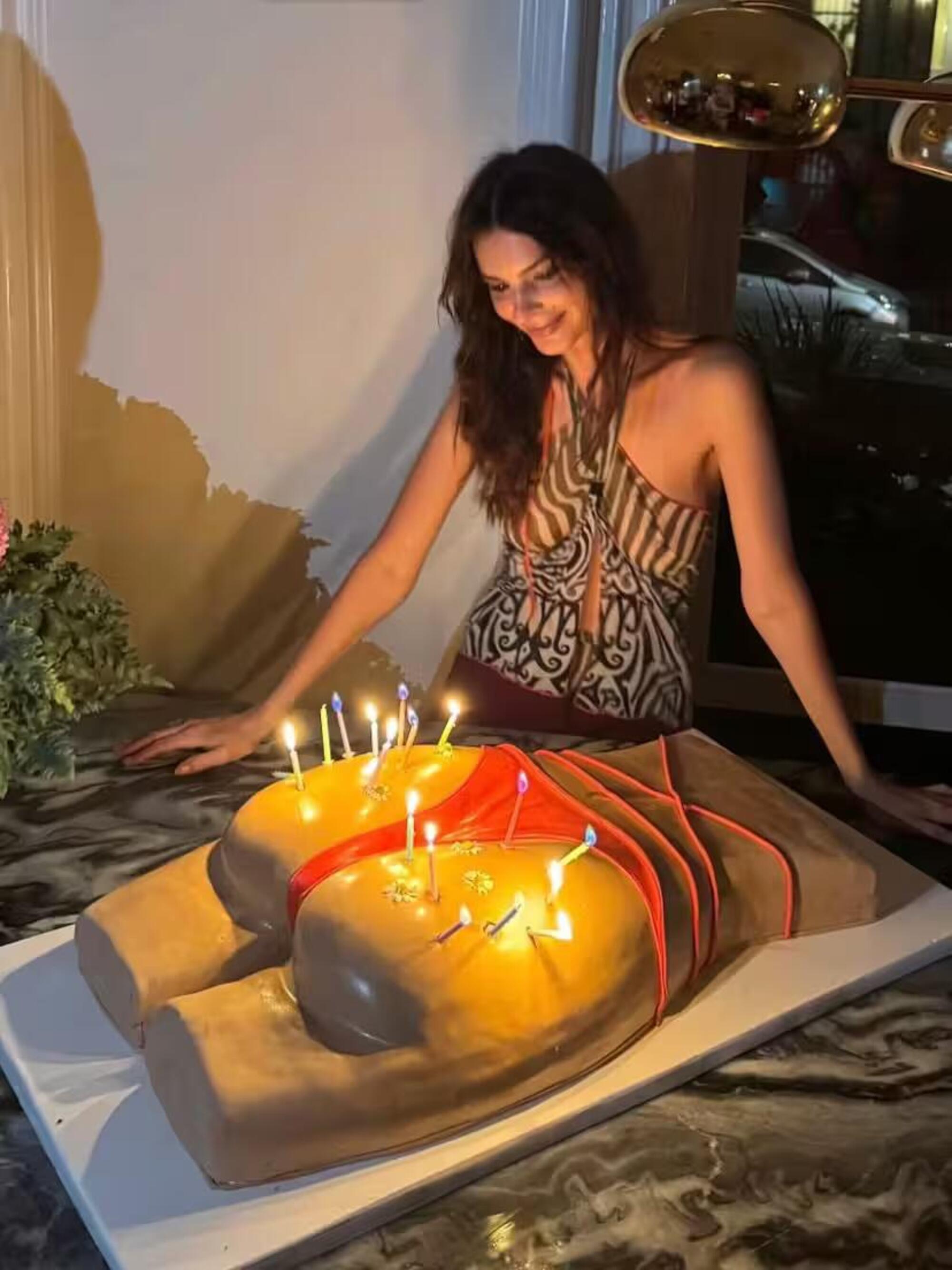 La torta con la forma del fondoschiena di Emily Ratajkowski