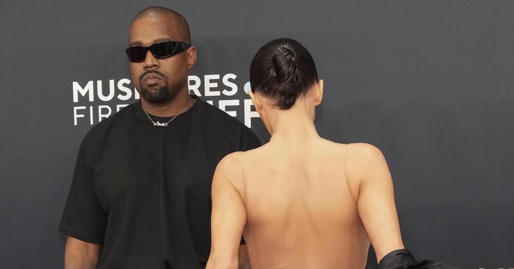 C&#039;erano una volta Bianca Censori e Kanye West. Ye cambia ancora nome, la moglie il look? O &egrave; solo questione di Giappone?
