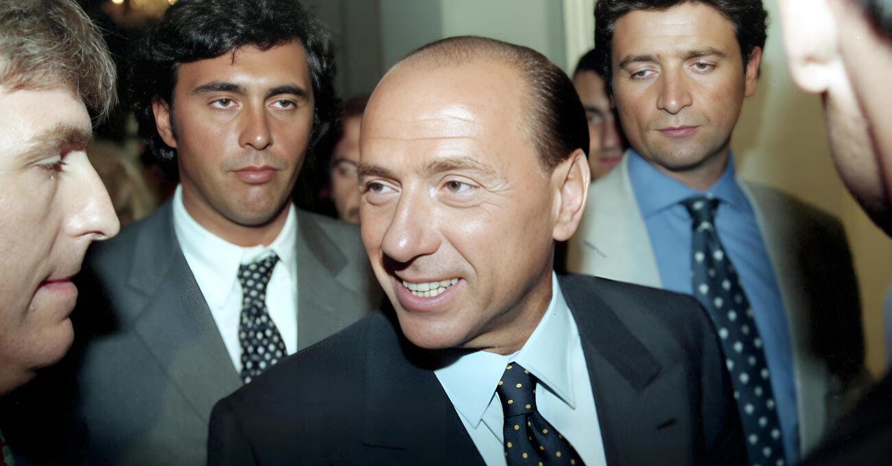 MENO MALE CHE SILVIO C&rsquo;&Egrave; (ANCORA). A due anni dalla morte, Berlusconi &egrave; ovunque, anche su Temu (e con uno speciale su Canale 5 con &ldquo;Caro Presidente, il tempo vola&rdquo;): ma la famiglia quanta gente ci guadagna? Dai poster alle t-shirt, tazze, santini e&hellip;  