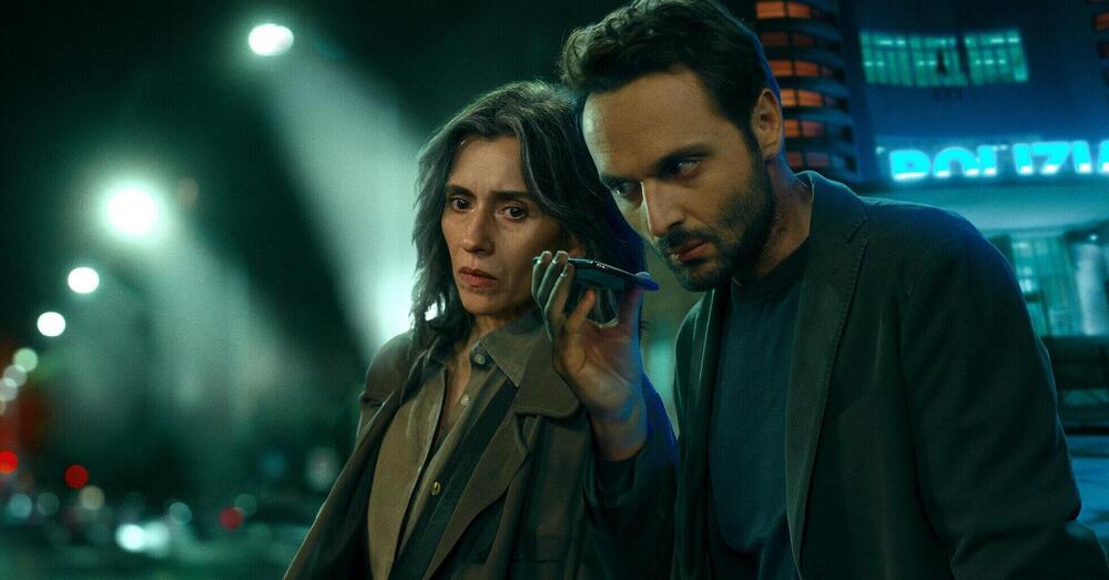 Abbiamo visto Sara - La donna nell&#039;ombra con Teresa Saponangelo e Claudia Gerini su Netflix, ma com&rsquo;&egrave;? Una serie fredda (in tutti i sensi)