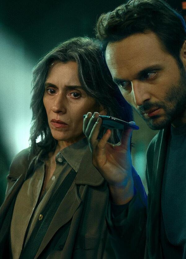 Abbiamo visto Sara - La donna nell&#039;ombra su Netflix, ma com&rsquo;&egrave;? Una serie fredda (in tutti i sensi)