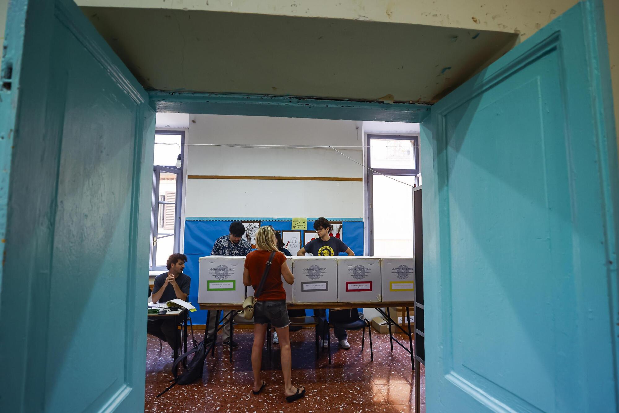 Le operazioni di voto in un seggio elettorale (foto Ansa)