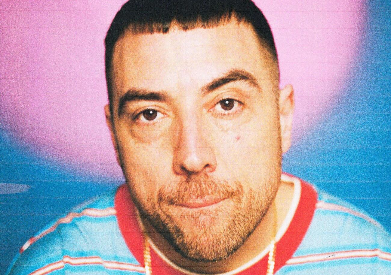 Abbiamo ascoltato &quot;1998&quot;, il nuovo album di Coez, ma com&#039;&egrave;? Nostalgia autentica e intimit&agrave; emotiva, ma senza sorprese. E le collaborazioni con Franco126 e Paradiso&hellip;