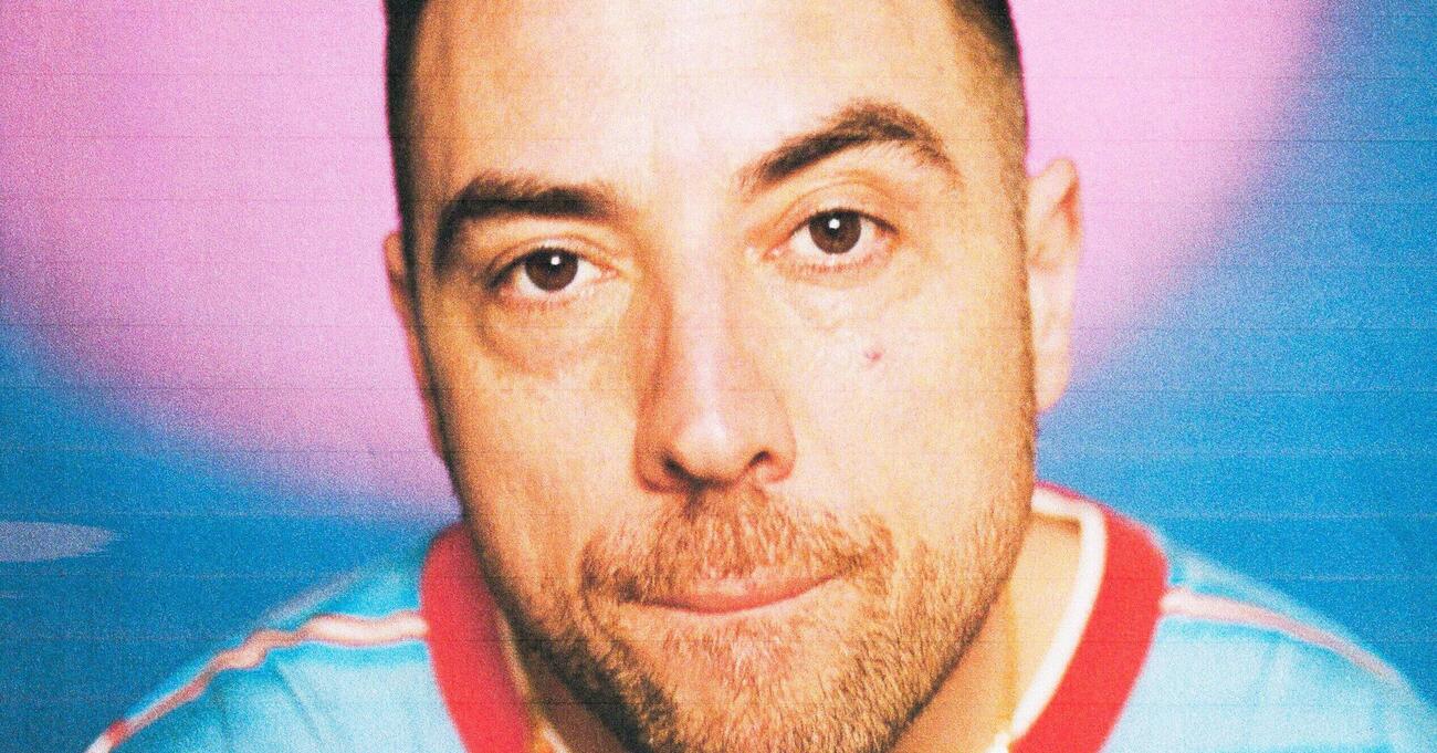 Abbiamo ascoltato &quot;1998&quot;, il nuovo album di Coez, ma com&#039;&egrave;? Nostalgia autentica e intimit&agrave; emotiva, ma senza sorprese. E le collaborazioni con Franco126 e Paradiso&hellip;