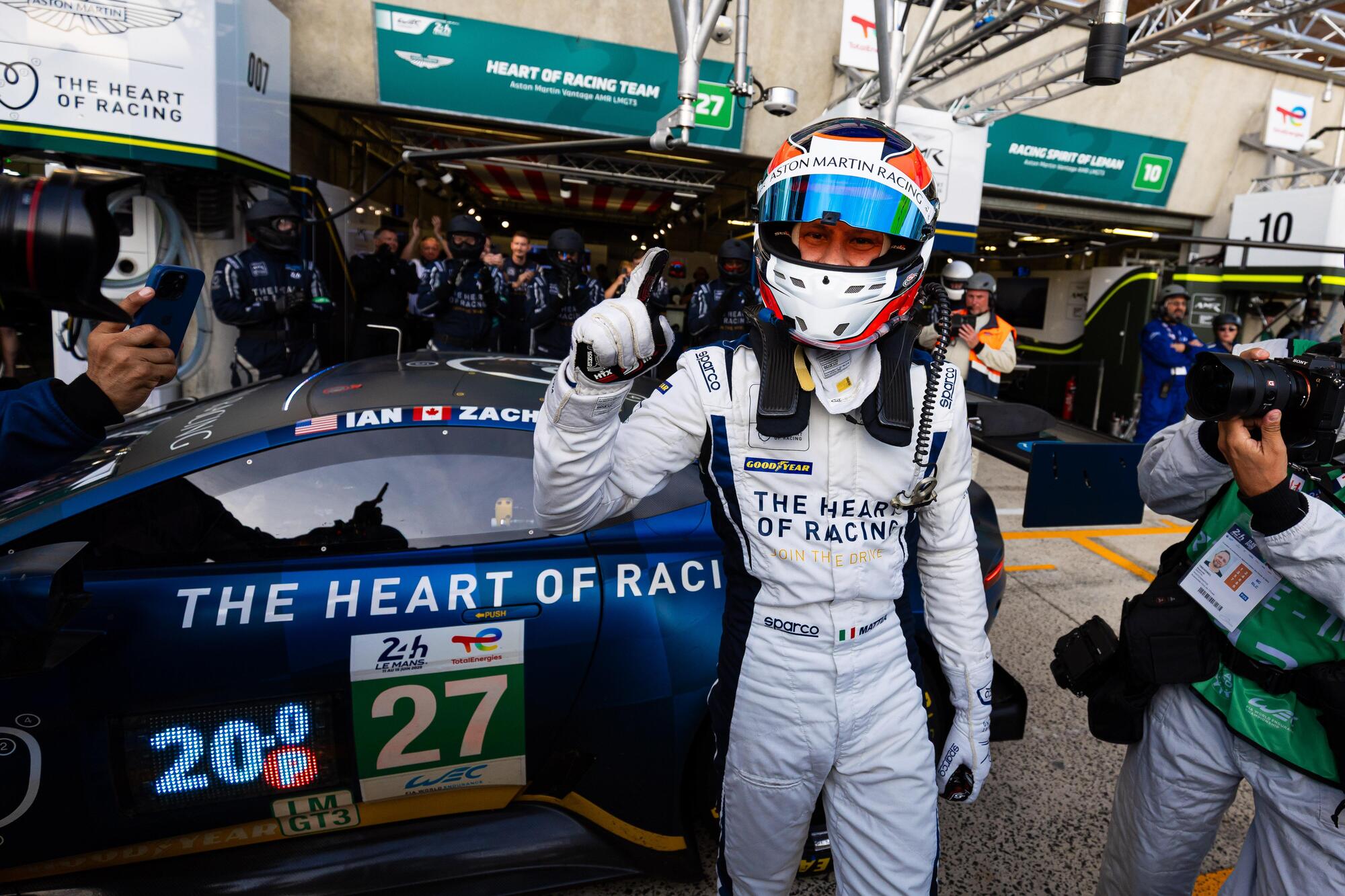 Mattia Drudi festeggia la pole position a Le Mans