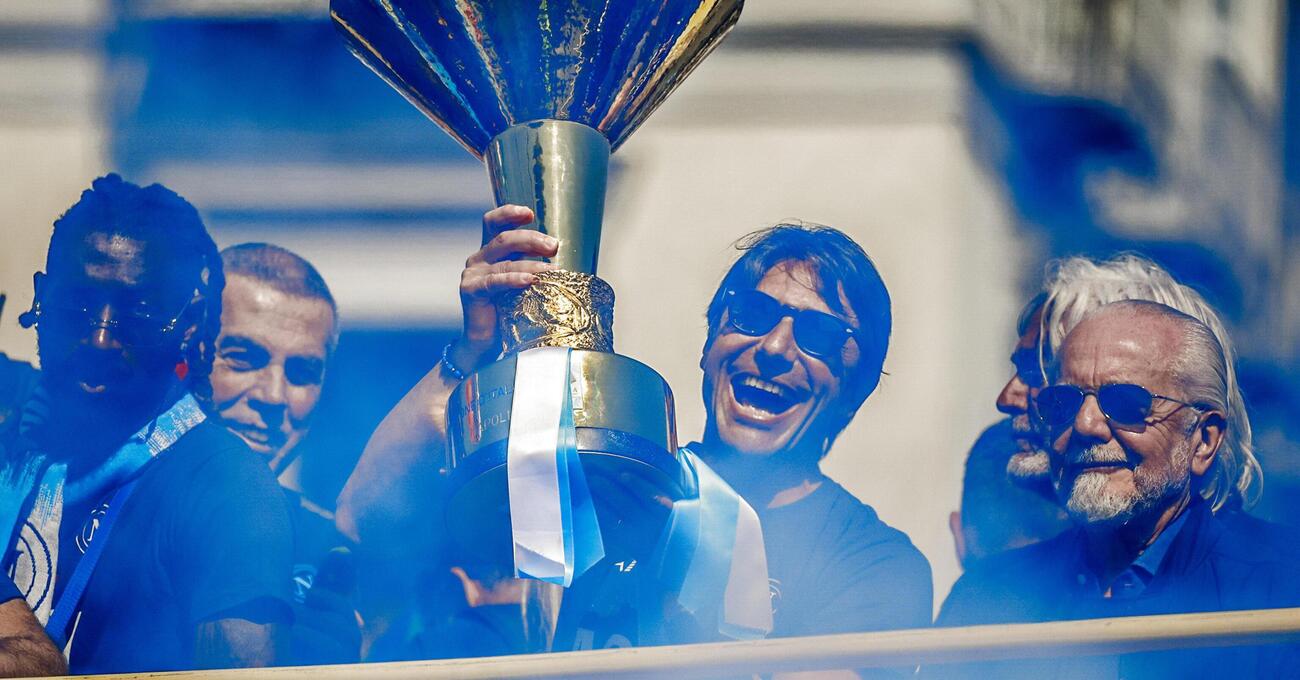 Abbiamo letto &ldquo;Dare tutto, chiedere tutto&rdquo; di Antonio Conte, ma com&rsquo;&egrave;? Le parti interessanti sono i dialoghi con Berruto. E quell&rsquo;aneddoto su Buffon&hellip;