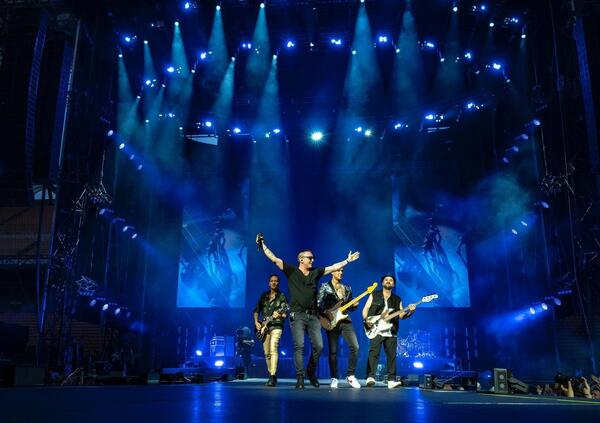 Siamo stati al concerto dei Mod&agrave; a San Siro, ma com&#039;&egrave; stato? Un live che zittisce chi li considera &quot;finiti&quot;. E se pensate che siano solo nostalgia per cinquantenni non avete capito un caz*o e vi spieghiamo perch&eacute;&hellip;