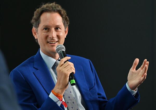 Ma John Elkann su auto elettriche e Green Deal smentisce s&eacute; stesso (e Stellantis)? Com&rsquo;&egrave; passato da parlare di &ldquo;responsabilit&agrave; storica&rdquo; dell&rsquo;automotive sulla decarbonizzazione a chiedere &ldquo;flessibilit&agrave;&rdquo; all&rsquo;Unione Europea?