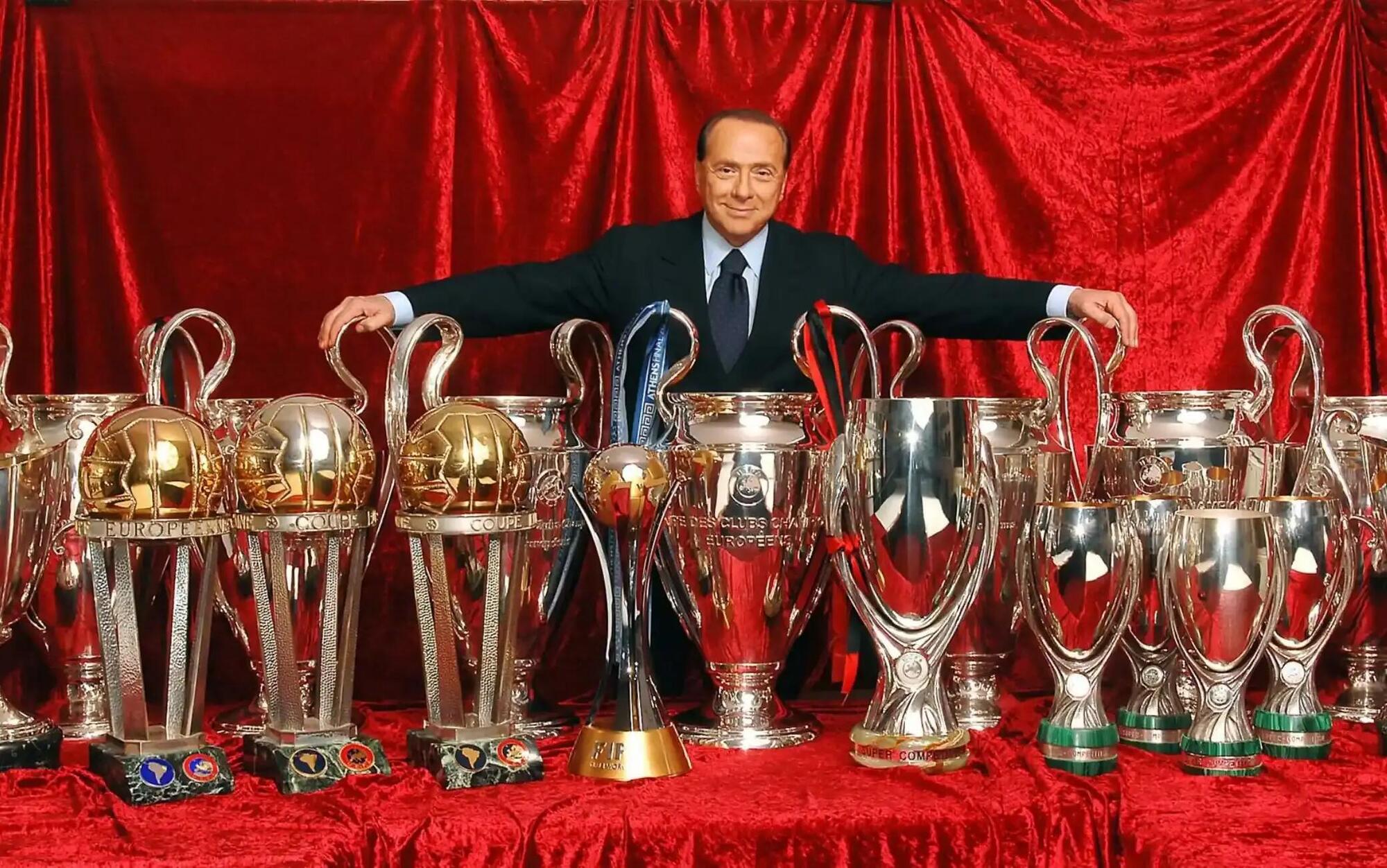 Silvio Berlusconi e i trofei del Milan