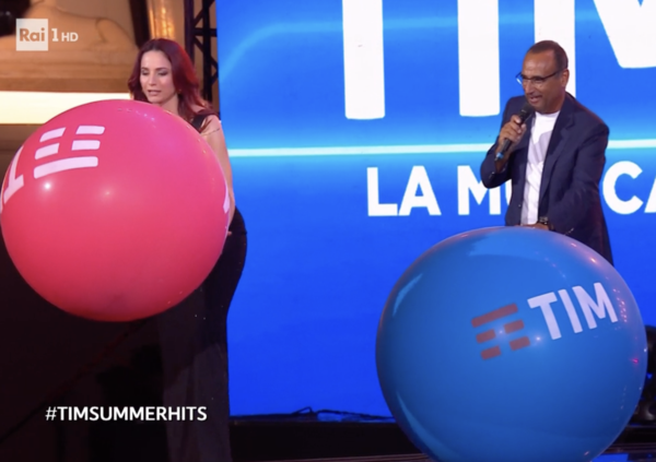 Tim Summer Hits, le pagelle: Fedez e Clara &quot;giocano a scopa&quot; (4), Tananai si squaglia di caldo (7), Olly col maglione (5), Zanicchi contro i piccioni (8). Mentre Conti e Delogu... 