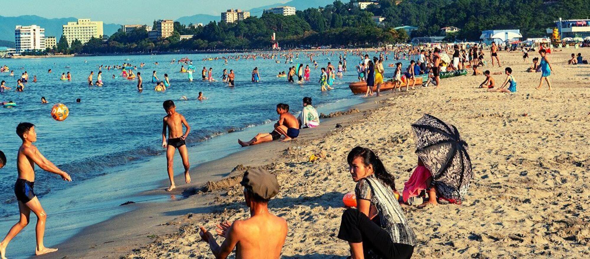 Una spiaggia affollata in Corea del Nord