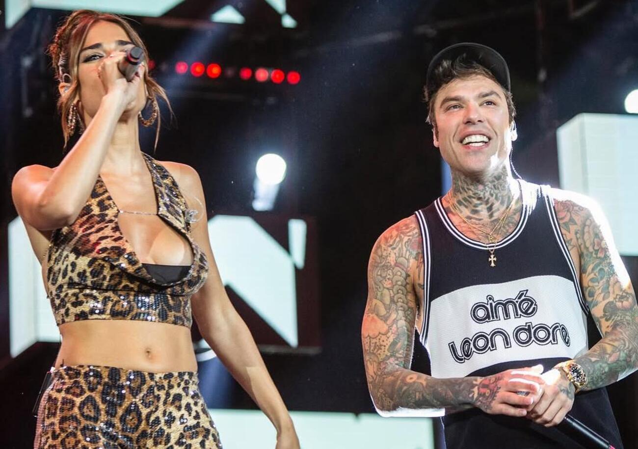Tim Summer Hits, le pagelle: Fedez e Clara &quot;giocano a scopa&quot; (4), Tananai si squaglia di caldo (7), Olly col maglione (5), Zanicchi contro i piccioni (8). Mentre Conti e Delogu... 