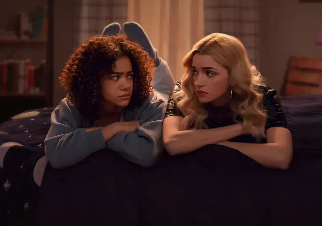 Abbiamo visto la terza stagione di Ginny &amp; Georgia su Netflix, ma com&rsquo;&egrave;? Un teen drama frustrante che per&ograve; sa leggere l&rsquo;ansia generazionale. Vi spieghiamo perch&eacute; &egrave; una serie irritante ma anche sincera&hellip;