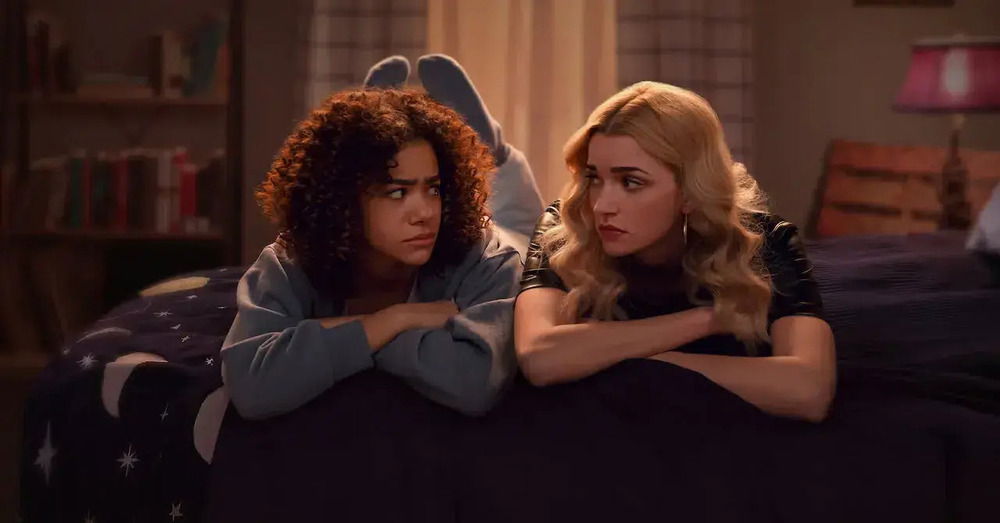 Abbiamo visto la terza stagione di Ginny &amp; Georgia su Netflix, ma com&rsquo;&egrave;? Un teen drama frustrante che per&ograve; sa leggere l&rsquo;ansia generazionale. Vi spieghiamo perch&eacute; &egrave; una serie irritante ma anche sincera&hellip;