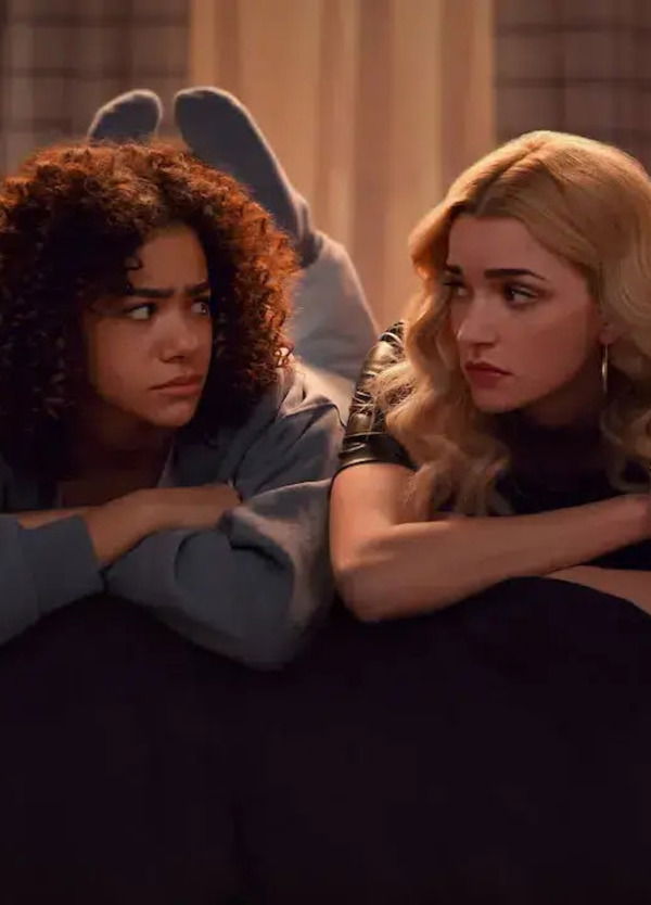 Abbiamo visto la terza stagione di Ginny &amp; Georgia su Netflix, ma com&rsquo;&egrave;? Un teen drama frustrante che per&ograve; sa leggere l&rsquo;ansia generazionale. Vi spieghiamo perch&eacute; &egrave; una serie irritante ma anche sincera&hellip;