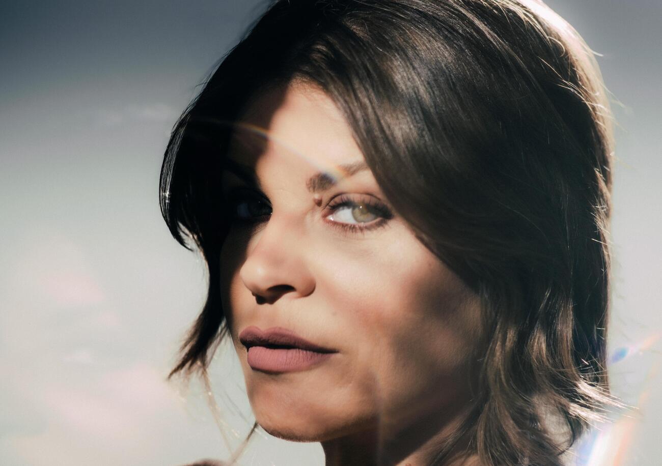 Abbiamo ascoltato &quot;Io non sarei&quot;, il nuovo album di Alessandra Amoroso, ma com&#039;&egrave;? Voce inconfondibile, ma testi poco credibili. E le collaborazioni con BigMama e Serena Brancale&hellip;