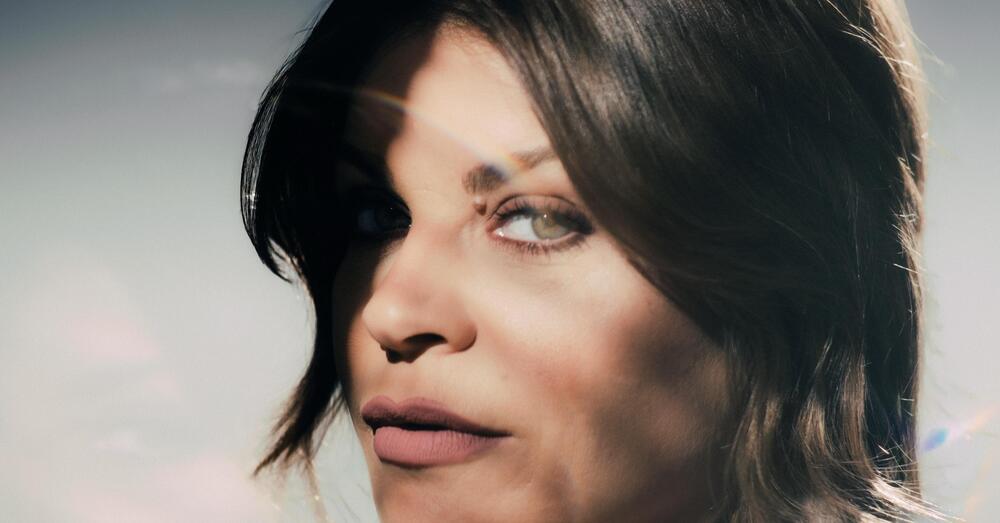 Abbiamo ascoltato &quot;Io non sarei&quot;, il nuovo album di Alessandra Amoroso, ma com&#039;&egrave;? Voce inconfondibile, ma testi poco credibili. E le collaborazioni con BigMama e Serena Brancale&hellip;