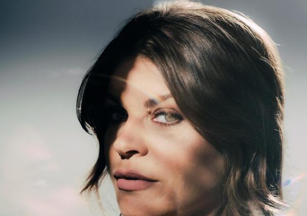 Abbiamo ascoltato &quot;Io non sarei&quot;, il nuovo album di Alessandra Amoroso, ma com&#039;&egrave;? Voce inconfondibile, ma testi poco credibili. E le collaborazioni con BigMama e Serena Brancale&hellip;