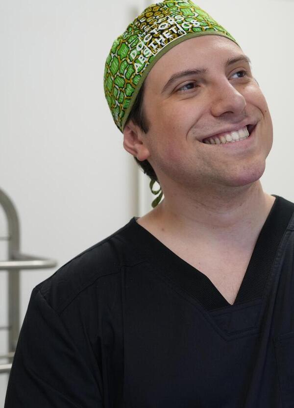 Gli errori di Antonio Franco, chirurgo influencer accusato di lesioni e truffa? Tra aghi usati e...