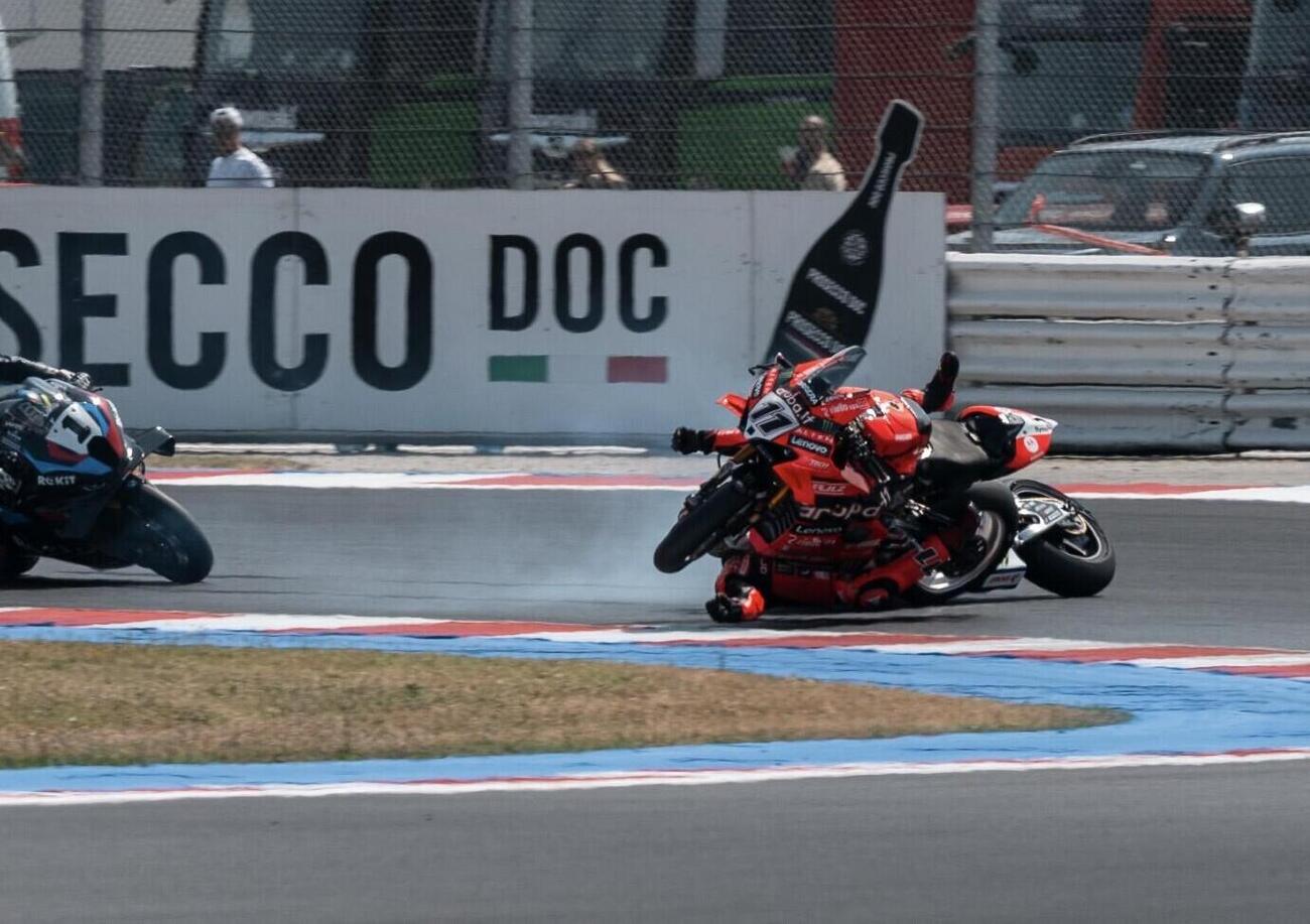 La mattina ha la ghiaia in bocca: Bassani stende Bulega e Toprak vince facile, Petrucci primo dei DUCAT(R)ISTI con Lowes e Locatelli su un podio &ldquo;senza Rosse&rdquo; 
