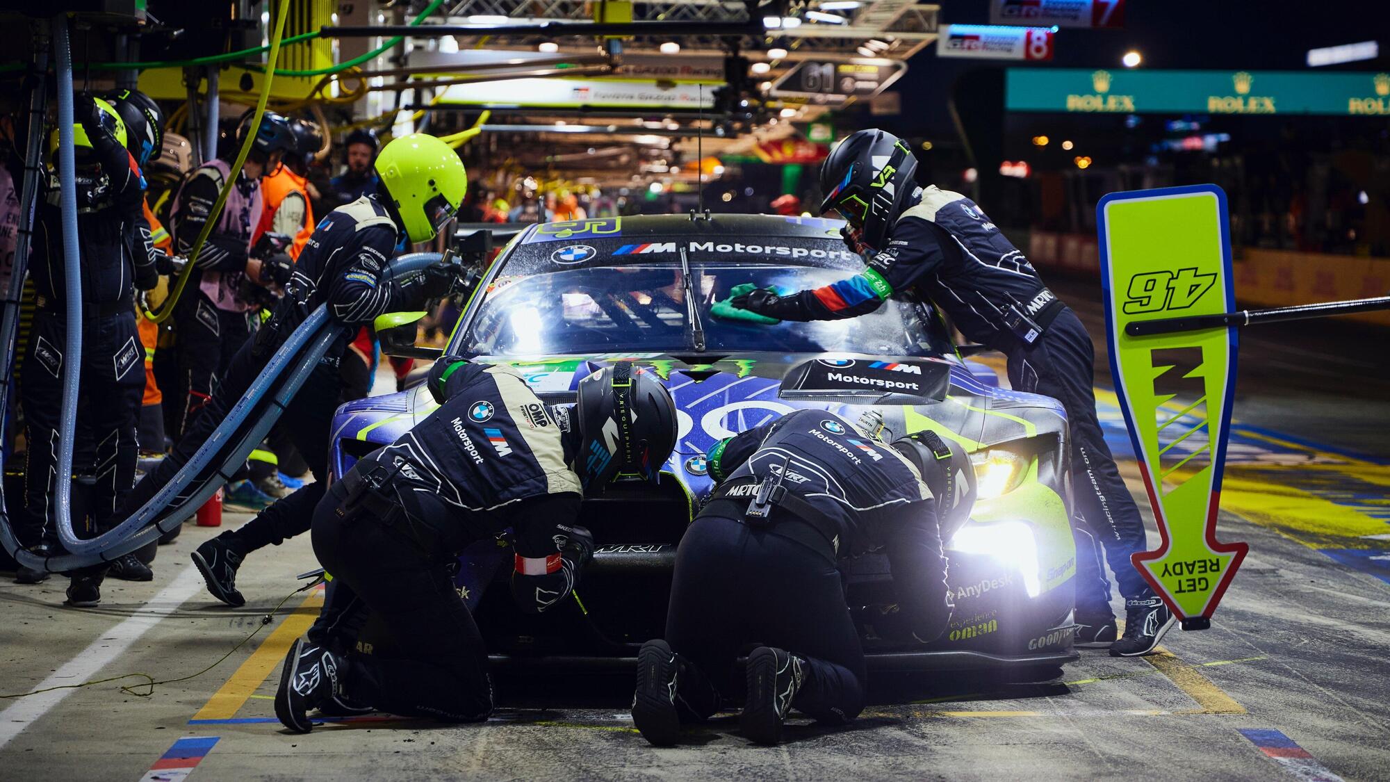 La BMW M4 GT3 del Team WRT durante la notte di Le Mans