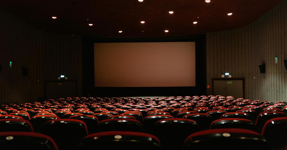 NIENTE SALA, GRAZIE. Ma perch&eacute; in Italia d&rsquo;estate si va poco al cinema (a parte ai festival all&rsquo;aperto)? Intanto il &ldquo;modello francese&rdquo; fa ancora scuola