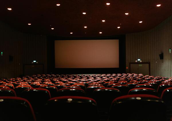 NIENTE SALA, GRAZIE. Ma perch&eacute; in Italia d&rsquo;estate si va poco al cinema (a parte ai festival all&rsquo;aperto)? Intanto il &ldquo;modello francese&rdquo; fa ancora scuola