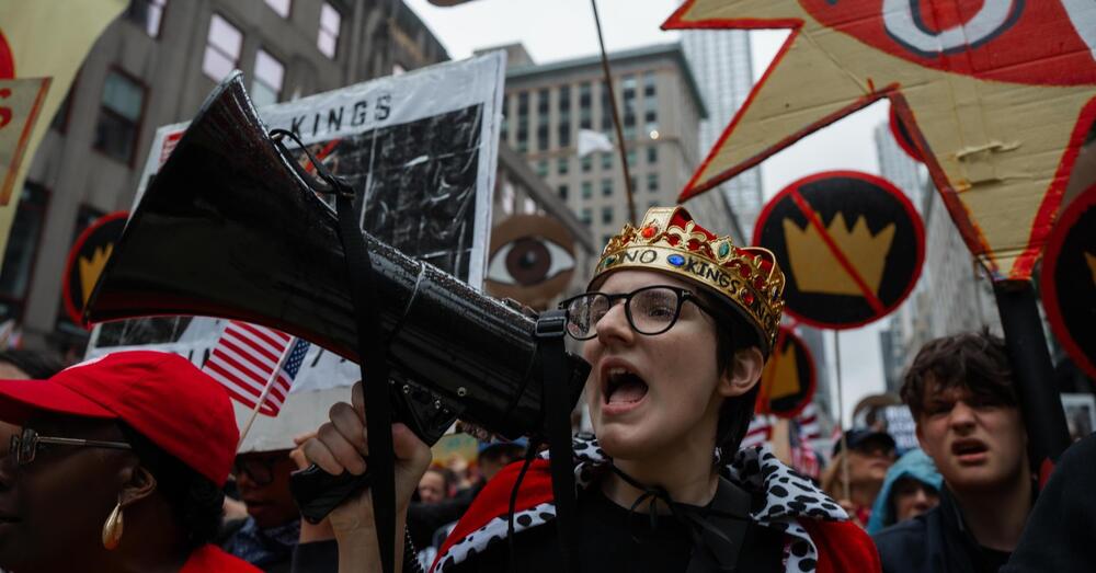 Perch&eacute; la rivolta anti Trump si &egrave; trasformata in una parata cinematografica? Noi c&#039;eravamo al No Kings: ecco chi protesta, chi finanzia e tutti i retroscena oscuri