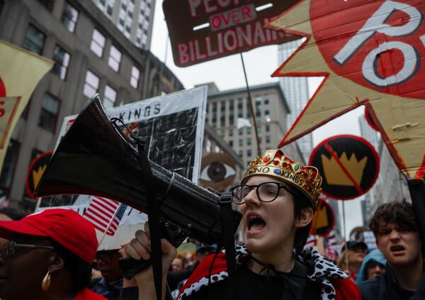 Perch&eacute; la rivolta anti Trump si &egrave; trasformata in una parata cinematografica? Noi c&#039;eravamo al No Kings: ecco chi protesta, chi finanzia e tutti i retroscena oscuri