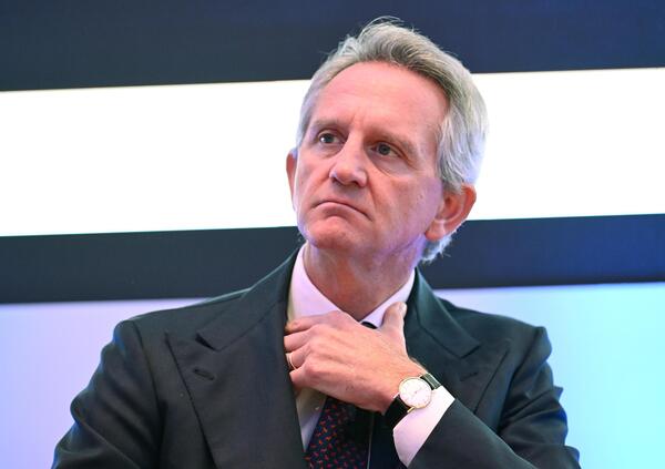 Ma il rinvio di Mediobanca all&rsquo;ops su Banca Generali &egrave; strategia o ritirata? Nagel &egrave; accerchiato, mentre Orcel (UniCredit), Caltagirone e Mps incalzano e l&rsquo;assembela...