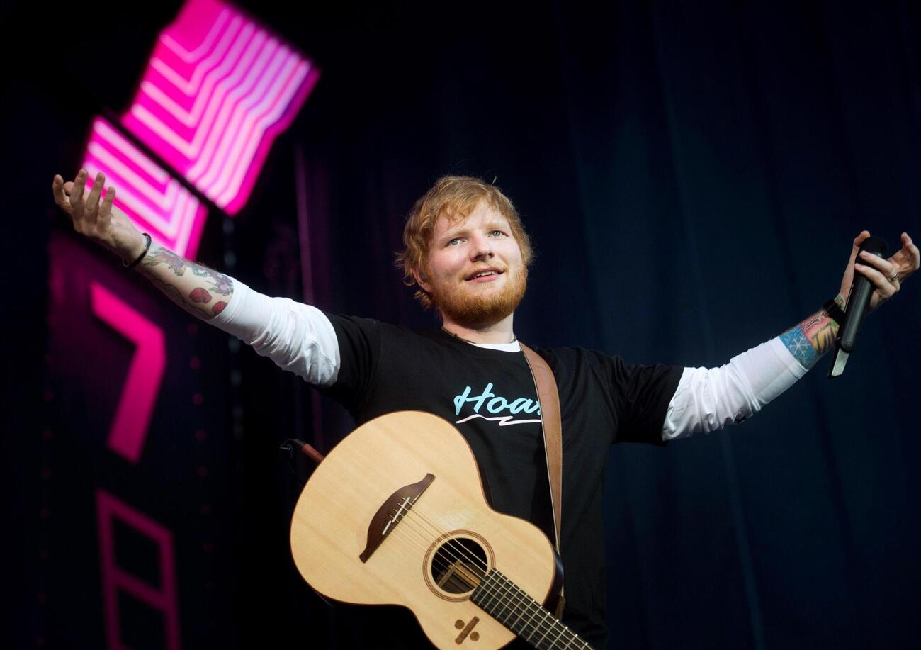 Siamo stati al concerto di Ed Sheeran allo Stadio Olimpico di Roma, ma com&#039;&egrave; stato? Zero ballerini o braccialetti. Solo lui, autentico, con le chitarre e plettri giganti come schermo. E Ultimo come ospite...