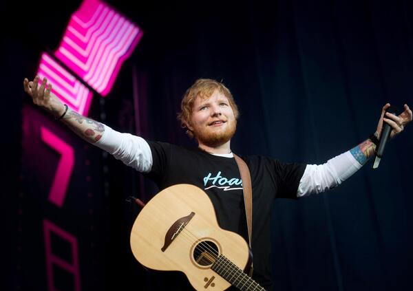 Siamo stati al concerto di Ed Sheeran allo Stadio Olimpico di Roma, ma com&#039;&egrave; stato? Zero ballerini o braccialetti. Solo lui, autentico, con le chitarre e plettri giganti come schermo. E Ultimo come ospite...