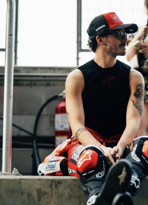 Under the Helmet racconta che Pecco Bagnaia &egrave; un lord anche quando sbrocca