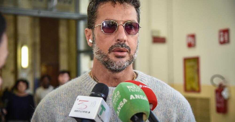 Delitto Garlasco, perch&eacute; Fabrizio Corona ha incontrato Alberto Stasi?  A Falsissimo racconta del carcere di Bollate e parla con i detenuti di Chiara Poggi e Andrea Sempio. E su Bossetti e Yara Gambirasio...