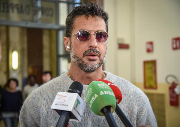 Delitto Garlasco, perch&eacute; Fabrizio Corona ha incontrato Alberto Stasi?  A Falsissimo racconta del carcere di Bollate e parla con i detenuti di Chiara Poggi e Andrea Sempio. E su Bossetti e Yara Gambirasio...