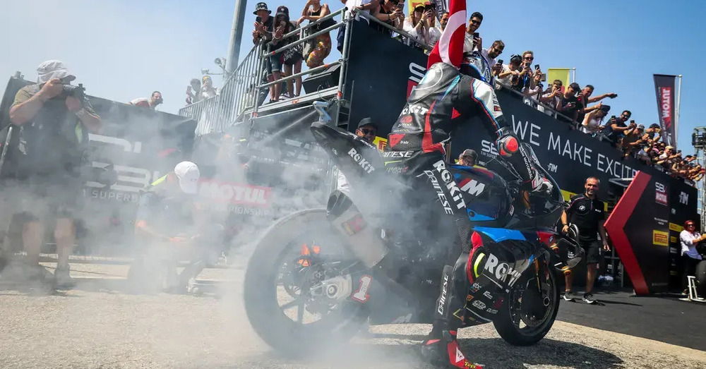 Le bertucce della MotoGP, il dissing Bulega vs Bassani, la data zero di Pirelli e i &ldquo;vecchi con la voglia&rdquo;: ecco il non raccontato del week end di SBK a Misano