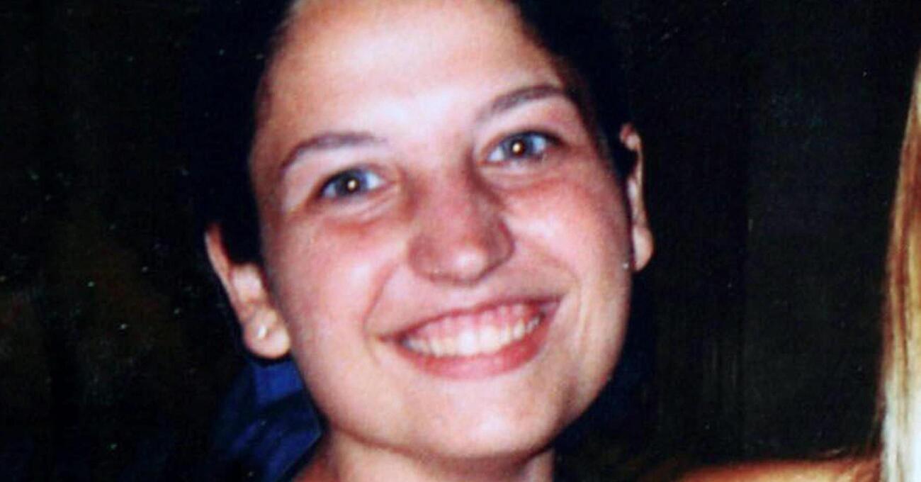 Omicidio Poggi, CHIARA HA PROVATO A SALVARSI CHIAMANDO QUALCUNO? Nella cornetta del telefono trovate tracce del suo sangue, l&rsquo;assassino ha riattaccato? I piedi erano insanguinati perch&eacute; ha cercato di fuggire? Perch&eacute; tre sedie intorno al tavolo in cucina? 