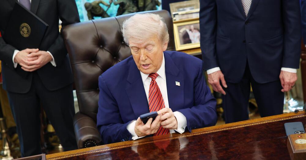 Avete visto il nuovo smartphone dorato di Donald Trump, il T1? E il nuovo servizio telefonico Trump Mobile? Ecco l&rsquo;ultimo business del presidente americano: ma quanto costa? Tutti i dettagli, dalla simbologia politica a...