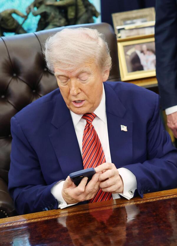 Avete visto il nuovo smartphone dorato di Donald Trump, il T1? E la nuova linea telefonica Trump Mobile?