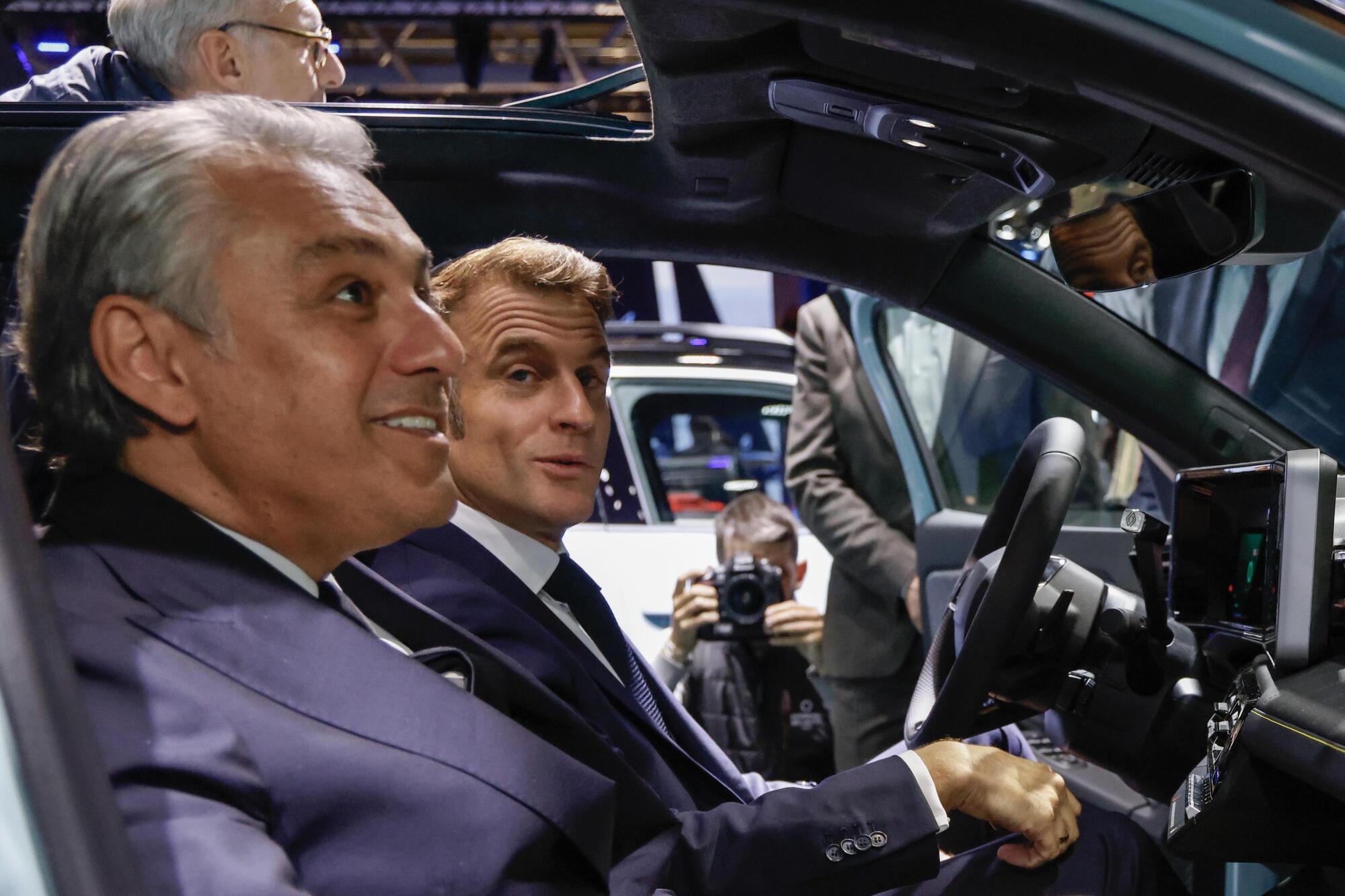 De Meo in auto con Macron Ansa