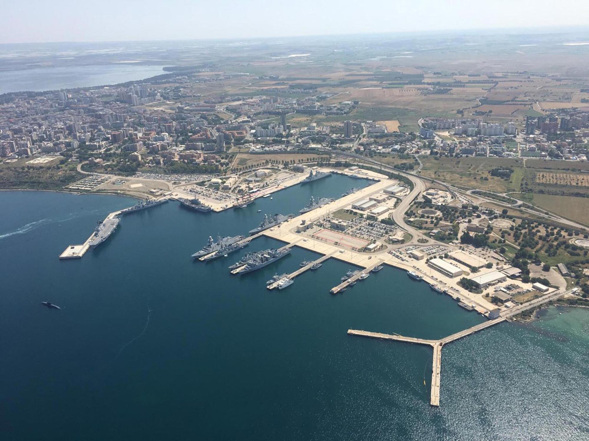 Imbarcazioni della Marina militare italiana nel porto di Taranto, che è anche base Nato
